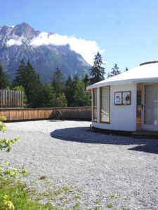 Jurte_aussen_mit Bergpanorama
