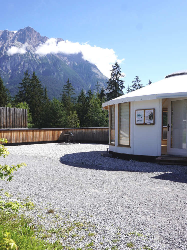 Jurte_aussen_mit Bergpanorama